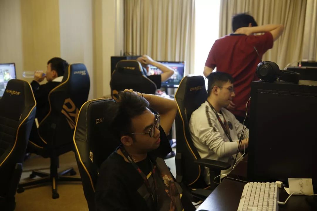 LPL春季赛今日首发名单：Puff迎战Lwx Uzi仍未首发 Doinb大战Rookie