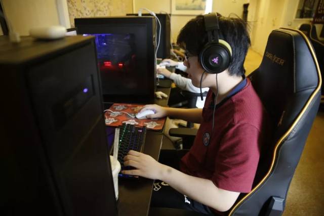 赛后采访 TheShy ：单人选择规则不是很好。第一场比赛是……一场无需评论的比赛。