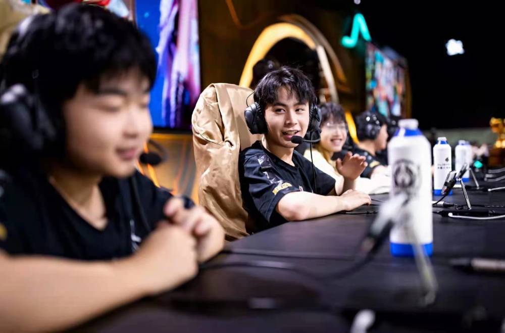 Anyone's Legend 对阵 Bilibili Gaming 争夺 LPL 2025 第二分区总决赛名额