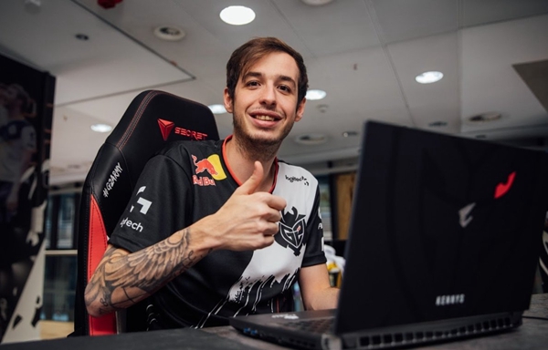 得分领先者崔小俊！ Shanks 击败了他的老队伍 Karis ，并且 Anyone's Legend 赢得了第一场比赛