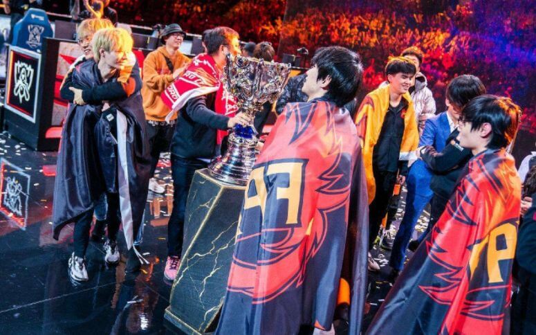 LPL 今天的结果： Anyone's Legend 连续赢得三场比赛，作为A组第一晋级下一轮。 EDward Gaming 明天将面对 LNG Esports 。